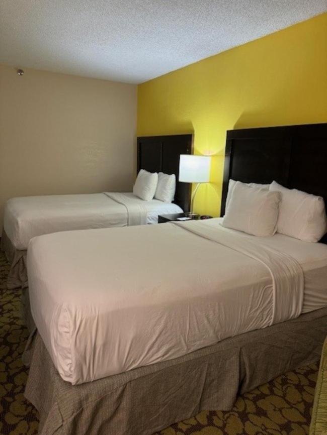 Отель Ramada Plaza By Wyndham Charlotte South End Airport Экстерьер фото