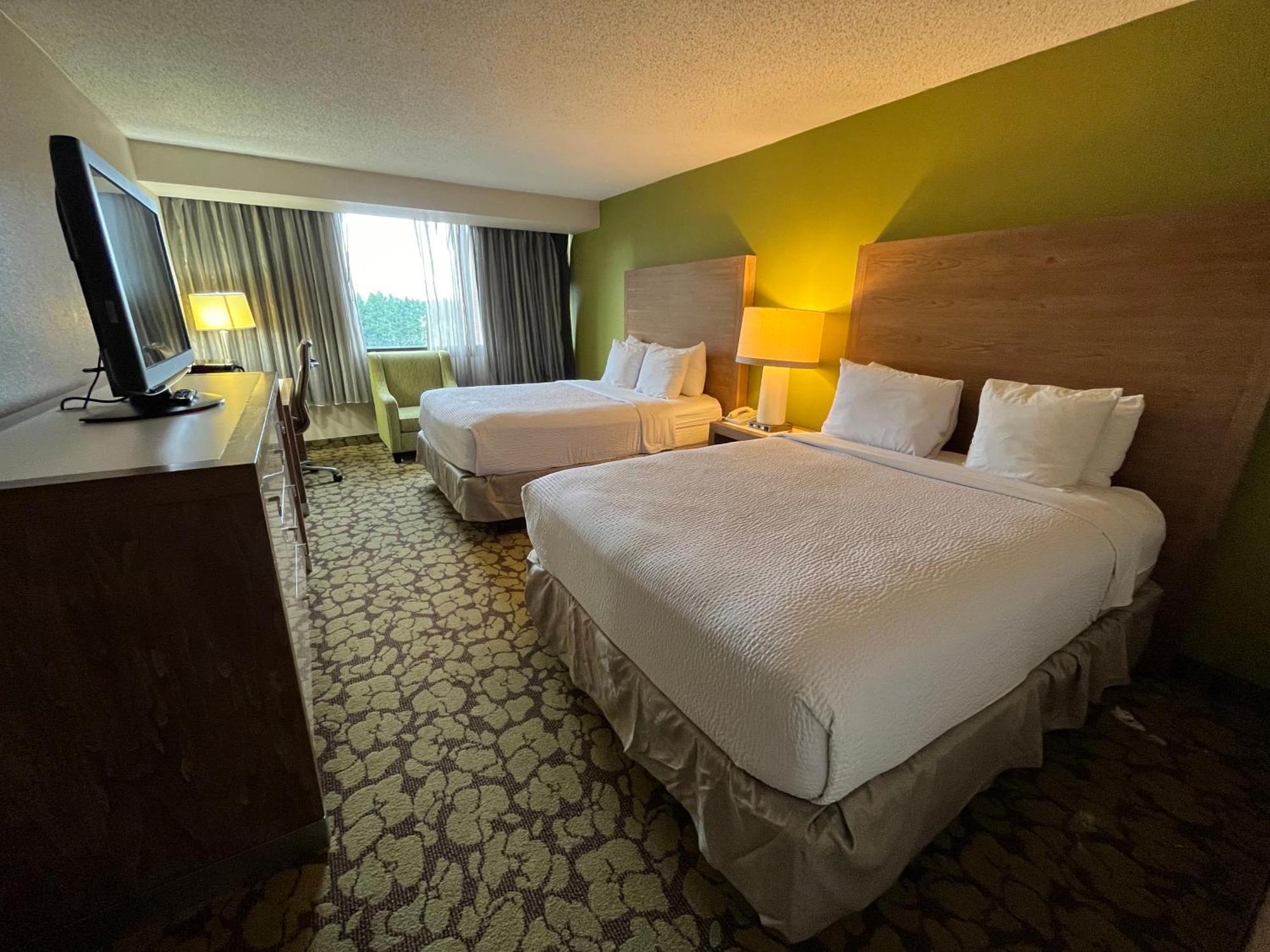 Отель Ramada Plaza By Wyndham Charlotte South End Airport Экстерьер фото