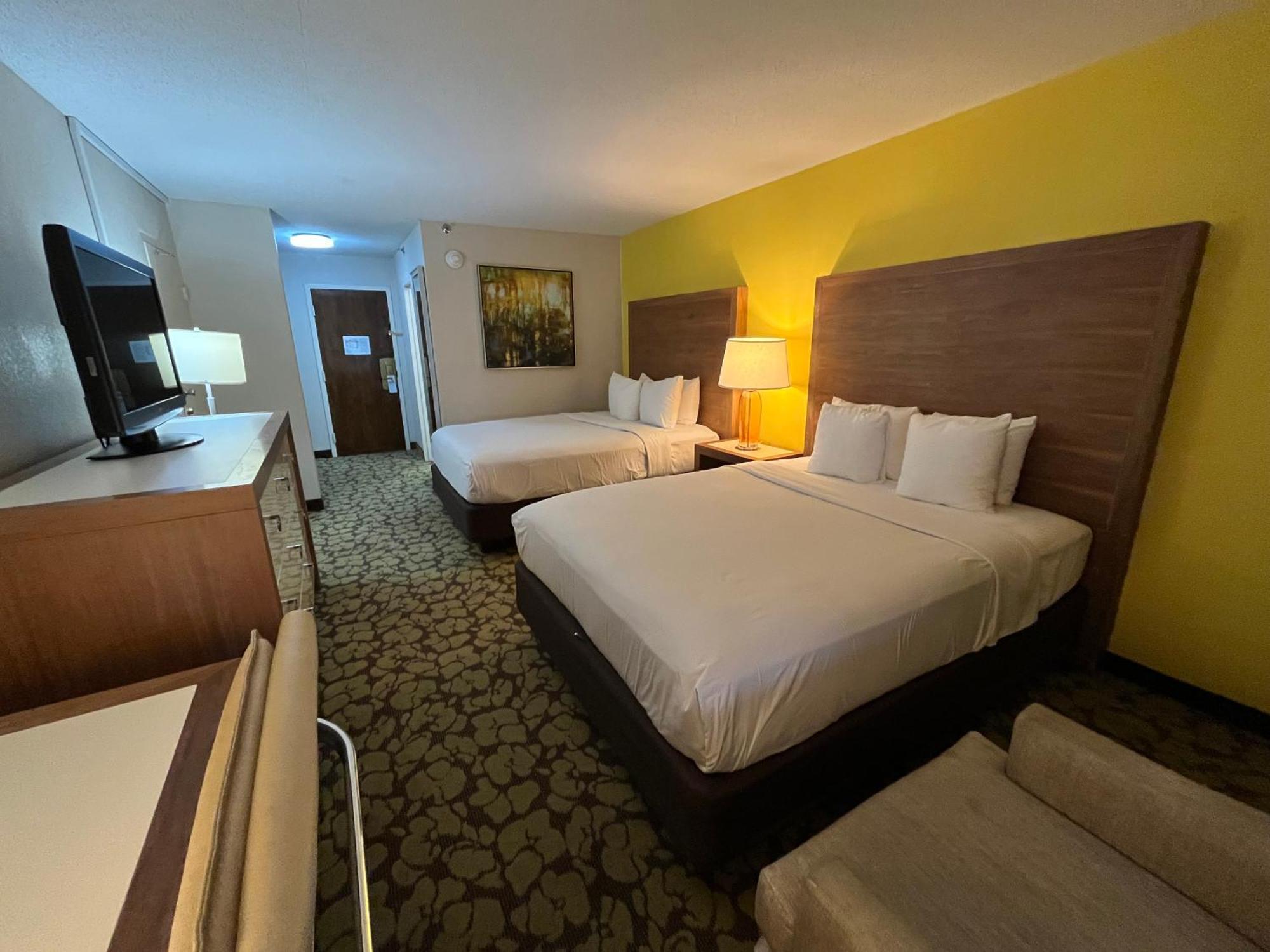 Отель Ramada Plaza By Wyndham Charlotte South End Airport Экстерьер фото