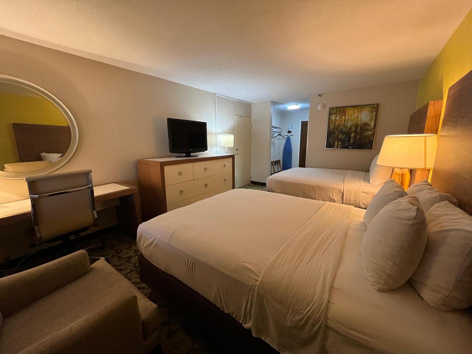 Отель Ramada Plaza By Wyndham Charlotte South End Airport Экстерьер фото