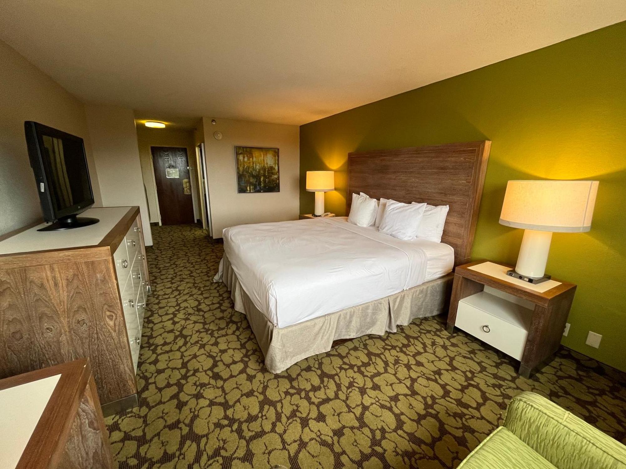 Отель Ramada Plaza By Wyndham Charlotte South End Airport Экстерьер фото