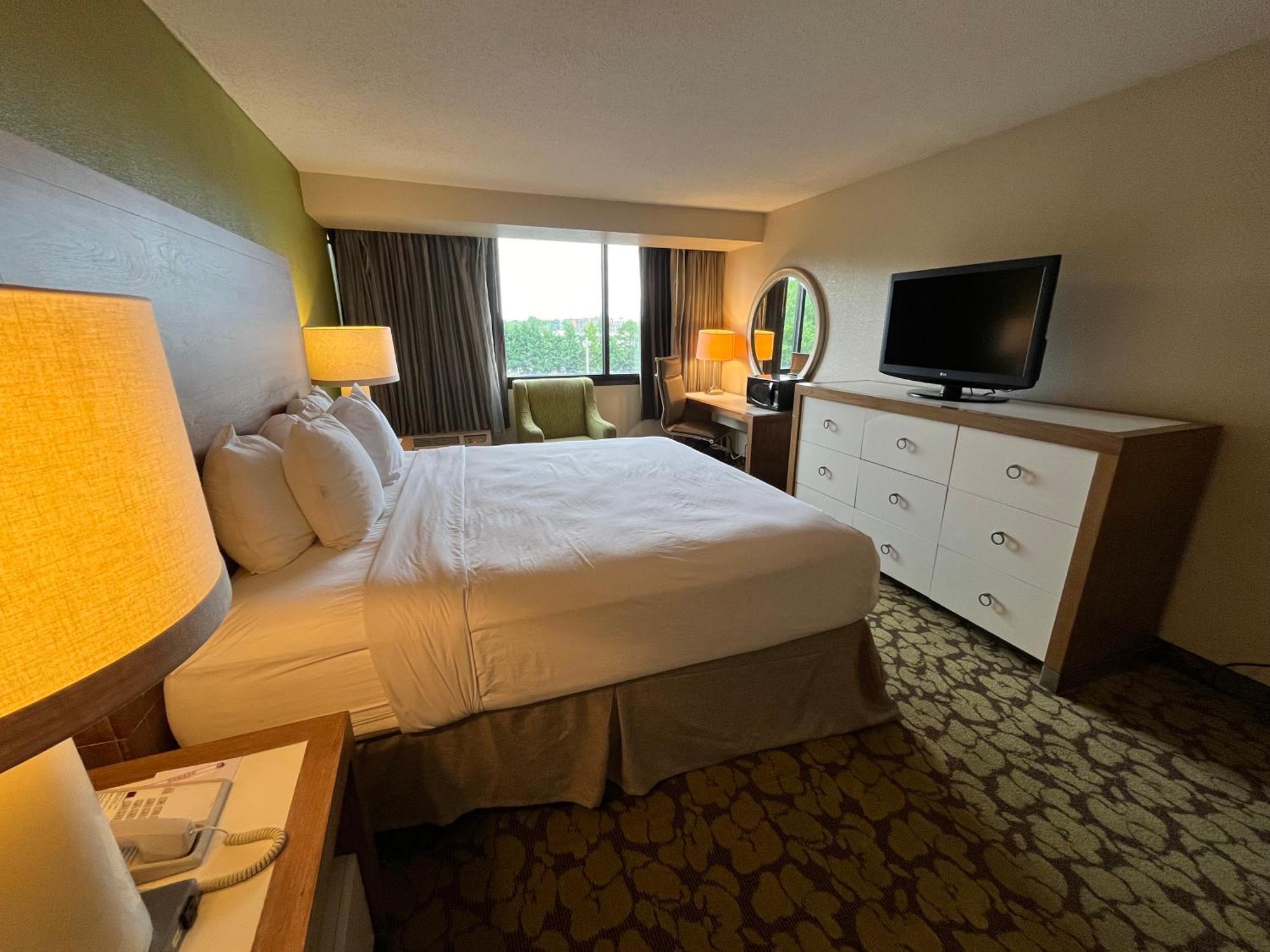 Отель Ramada Plaza By Wyndham Charlotte South End Airport Экстерьер фото