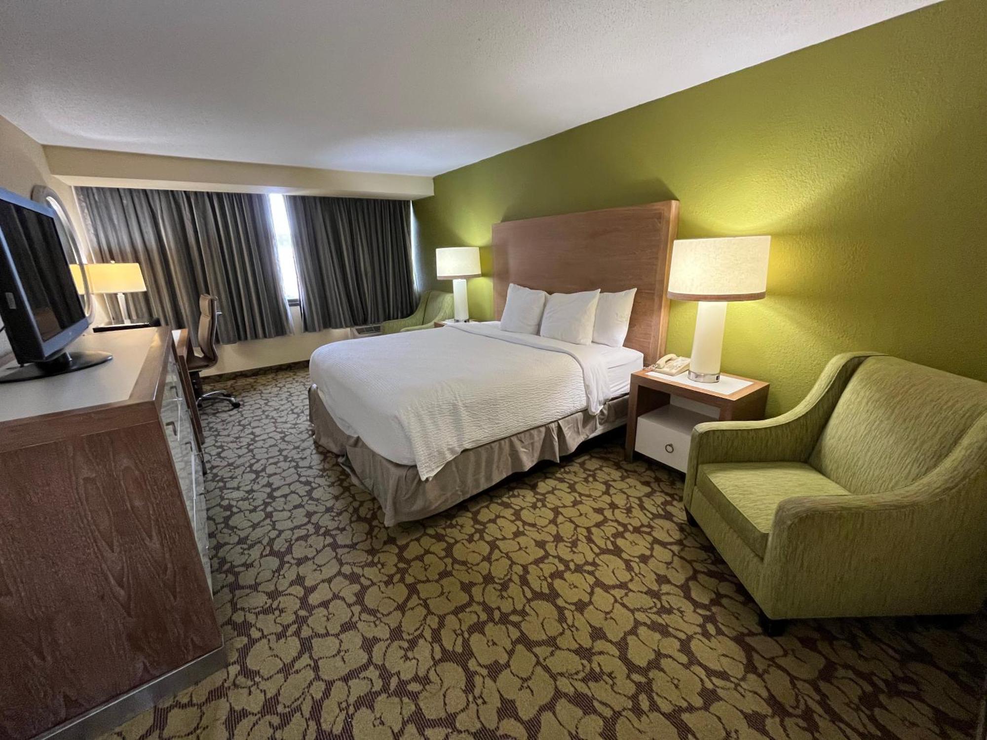 Отель Ramada Plaza By Wyndham Charlotte South End Airport Экстерьер фото