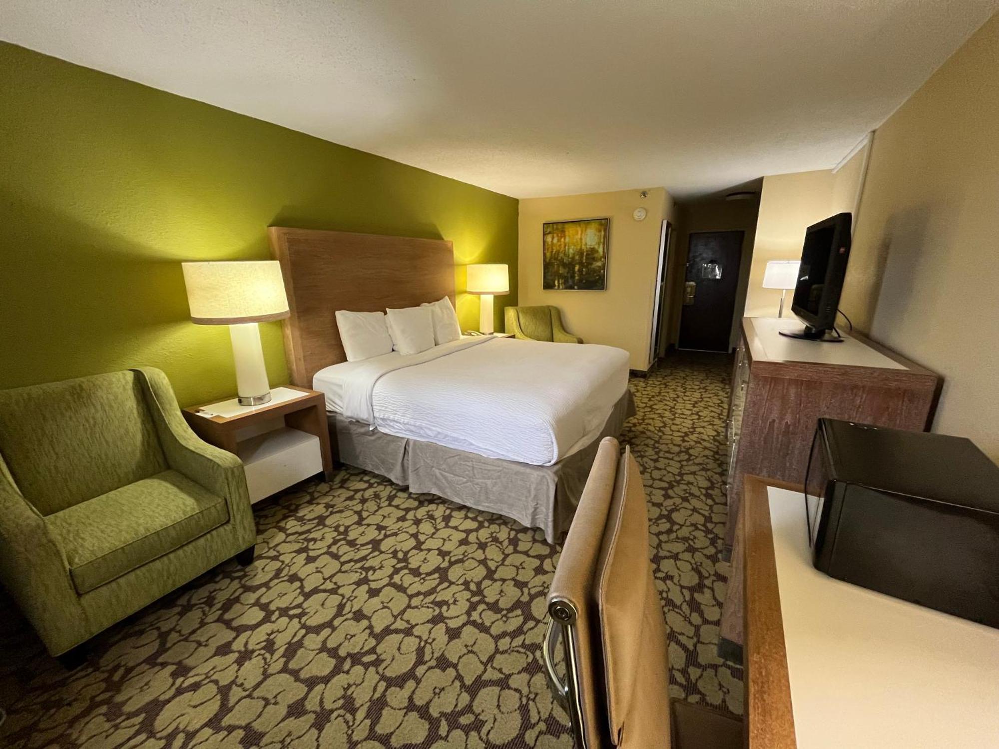 Отель Ramada Plaza By Wyndham Charlotte South End Airport Экстерьер фото