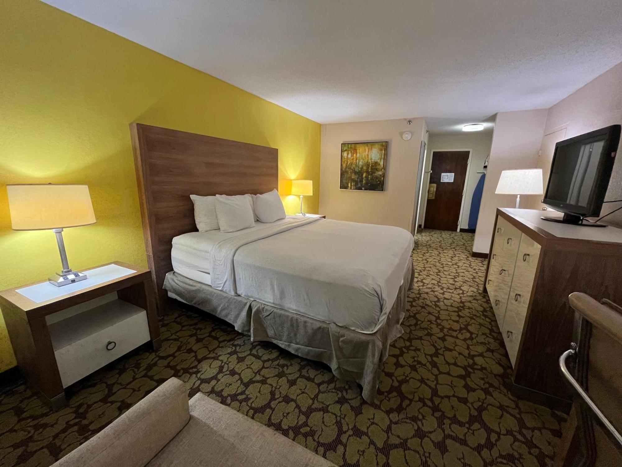 Отель Ramada Plaza By Wyndham Charlotte South End Airport Экстерьер фото