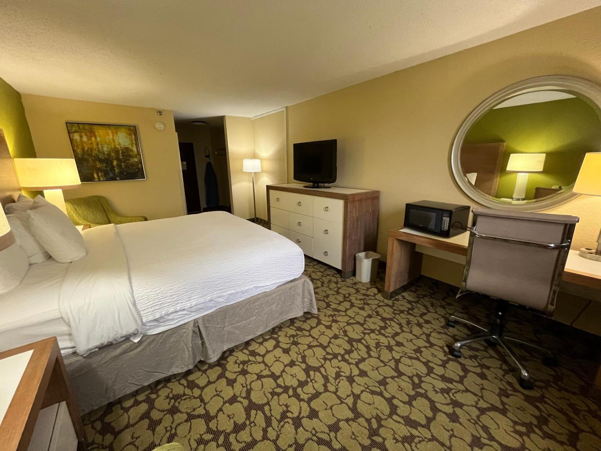 Отель Ramada Plaza By Wyndham Charlotte South End Airport Экстерьер фото