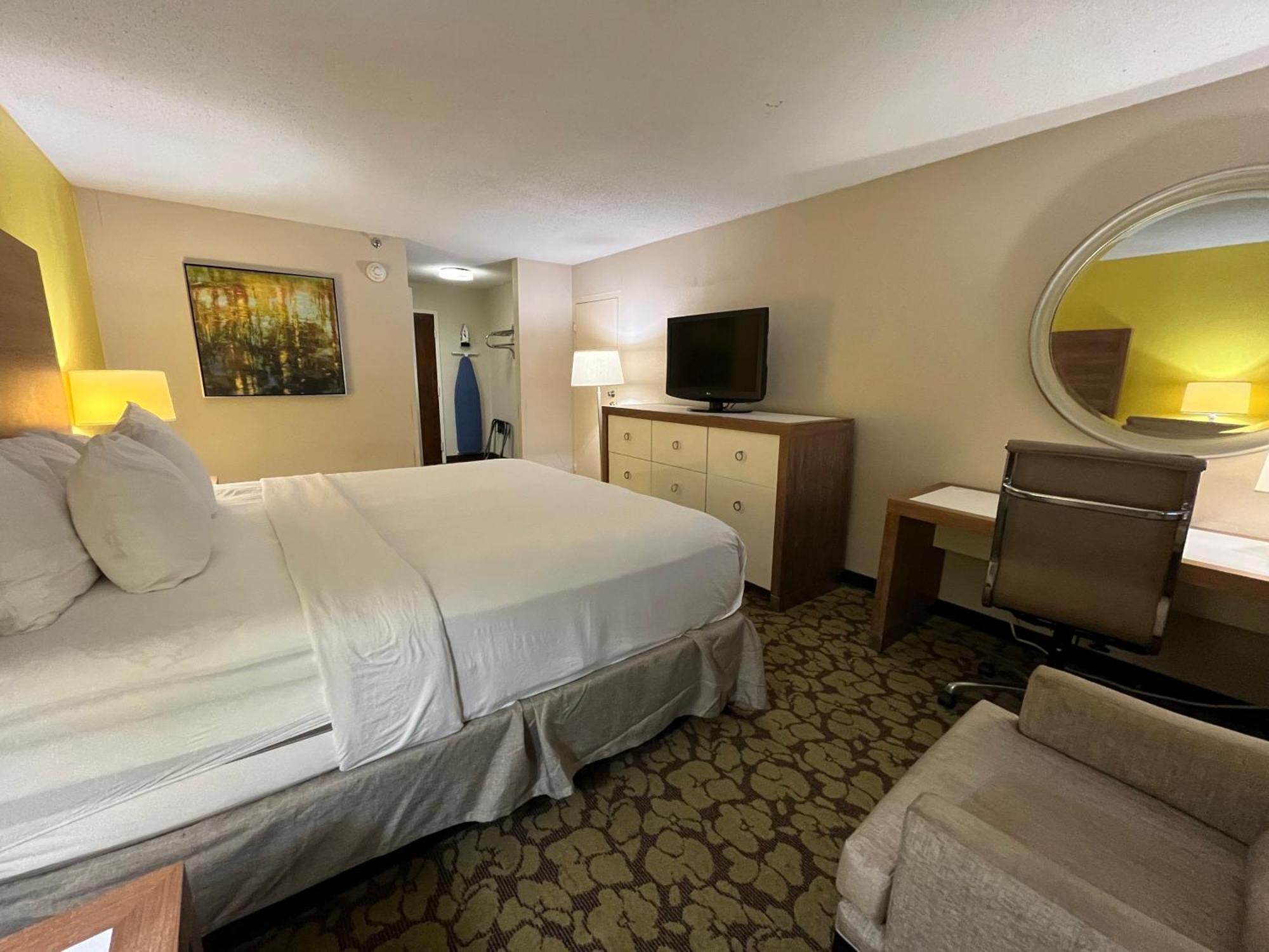 Отель Ramada Plaza By Wyndham Charlotte South End Airport Экстерьер фото
