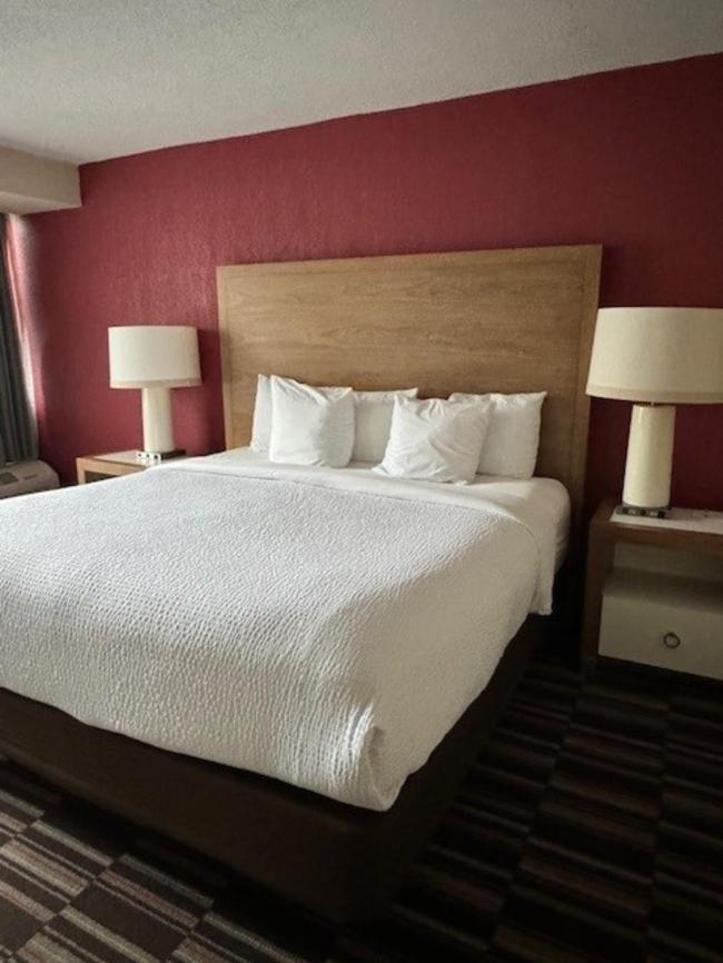 Отель Ramada Plaza By Wyndham Charlotte South End Airport Экстерьер фото