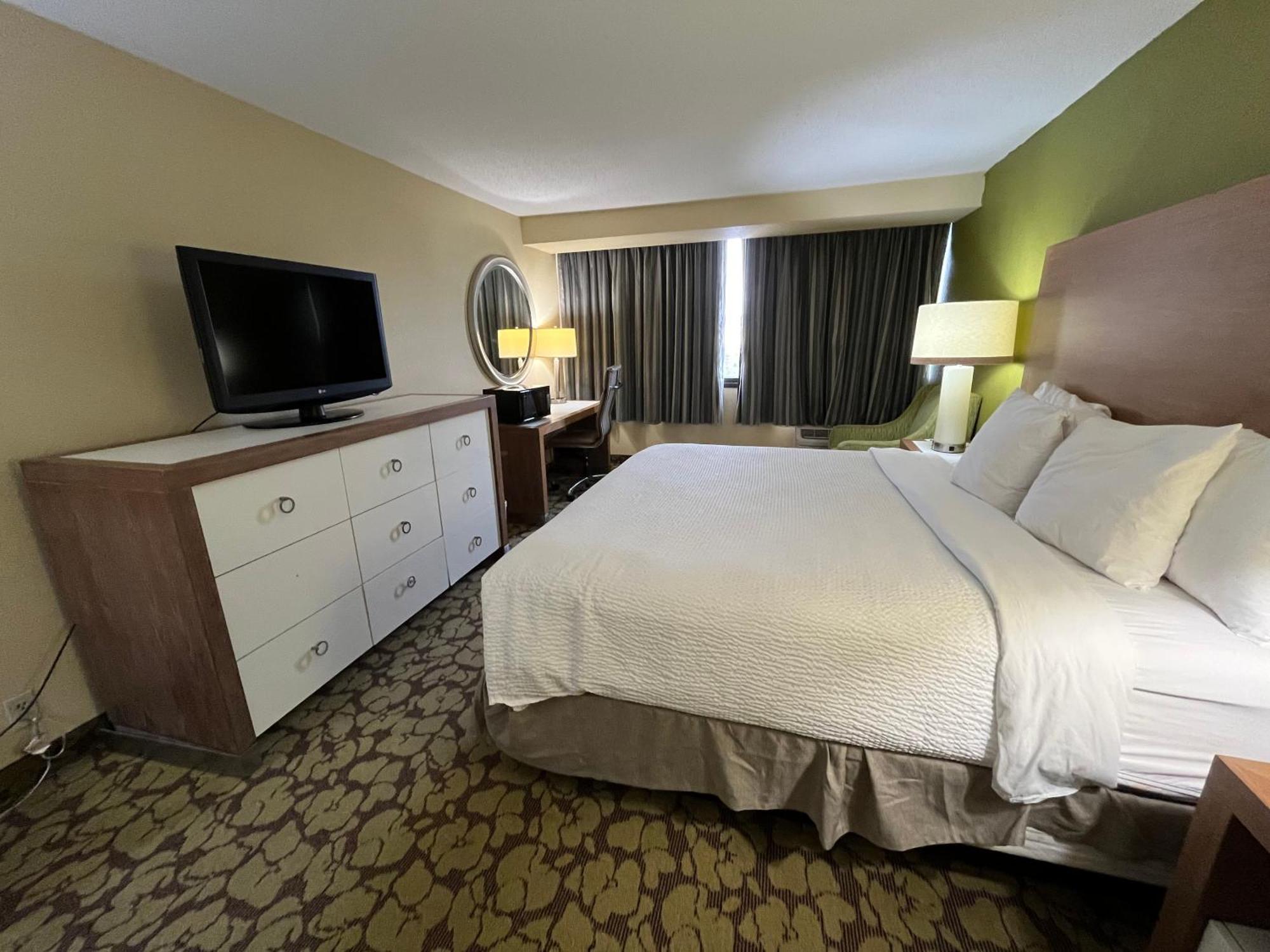 Отель Ramada Plaza By Wyndham Charlotte South End Airport Экстерьер фото
