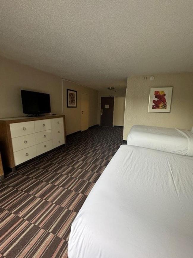 Отель Ramada Plaza By Wyndham Charlotte South End Airport Экстерьер фото