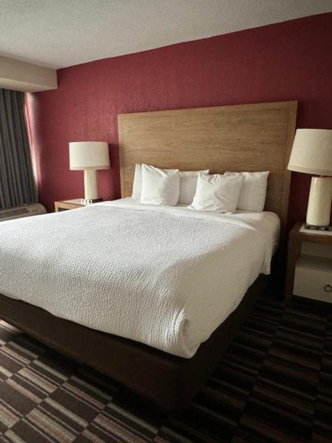 Отель Ramada Plaza By Wyndham Charlotte South End Airport Экстерьер фото