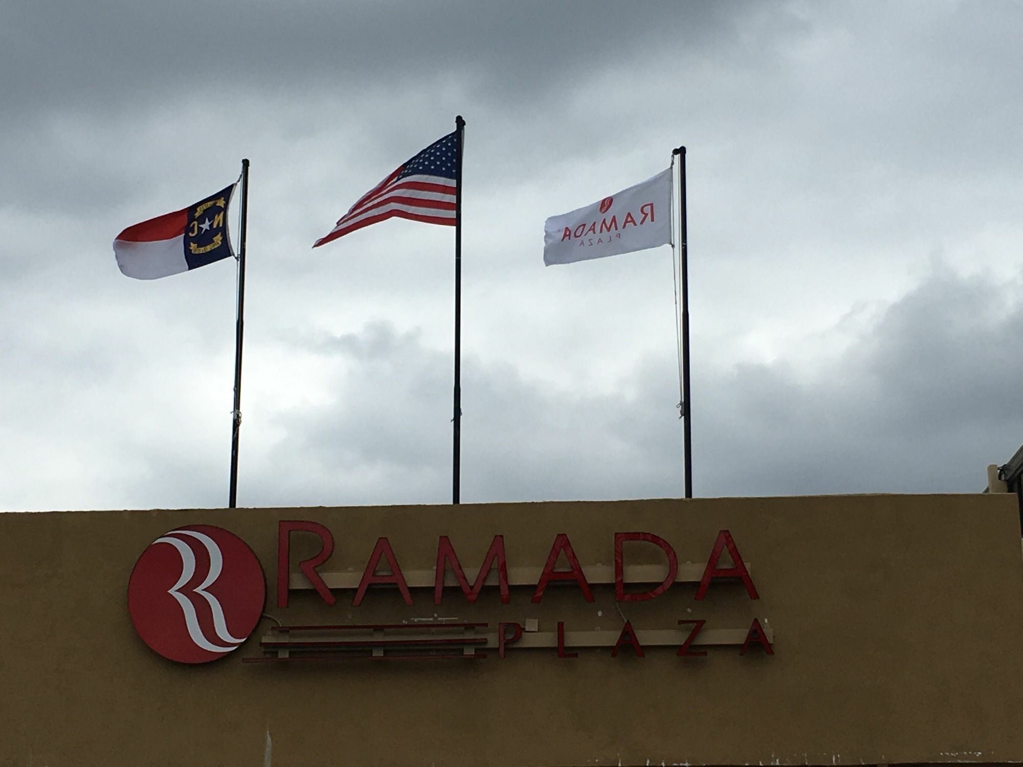 Отель Ramada Plaza By Wyndham Charlotte South End Airport Экстерьер фото